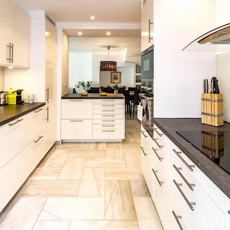 3 Townhouse With Private Garden In 马尔韦利亚
