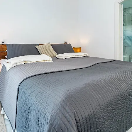3 Townhouse With Private Garden In * 马尔韦利亚