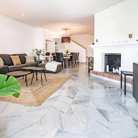 3 Townhouse With Private Garden In 马尔韦利亚