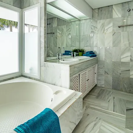 3 Townhouse With Private Garden In