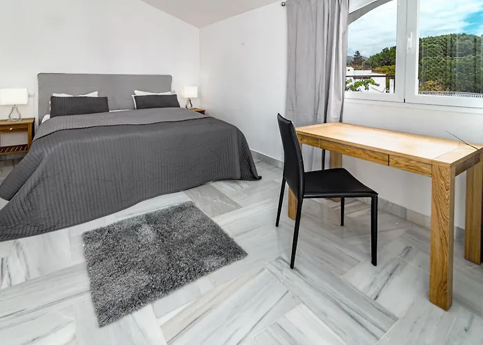 3 Townhouse With Private Garden In