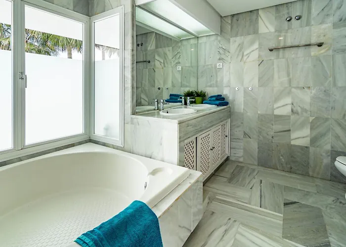 3 Townhouse With Private Garden In