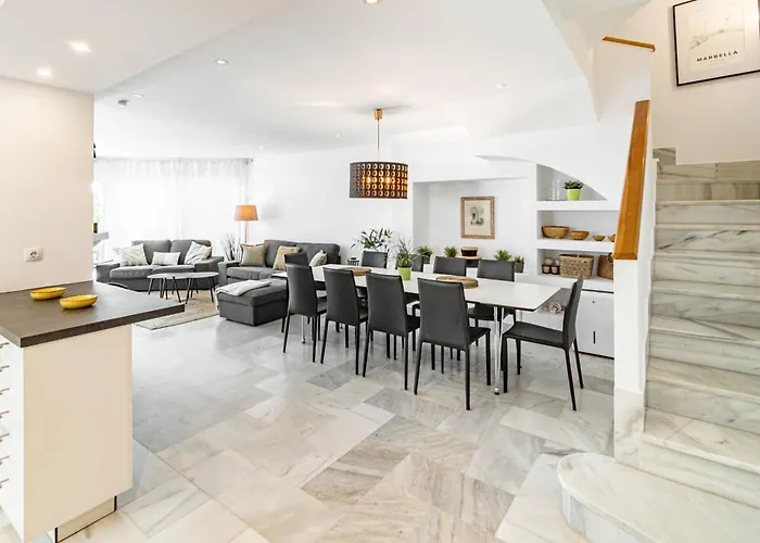 3 Townhouse With Private Garden In بيت للعطل